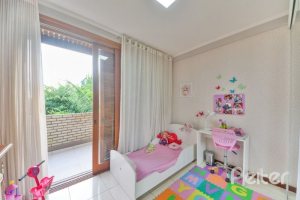Casa à venda com 157m², 3 dormitórios, 1 suíte, 3 vagas, no bairro Guaruja em Porto Alegre