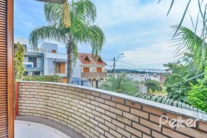 Casa à venda com 157m², 3 dormitórios, 1 suíte, 3 vagas, no bairro Guaruja em Porto Alegre