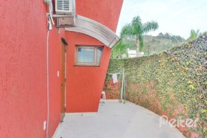 Casa à venda com 157m², 3 dormitórios, 1 suíte, 3 vagas, no bairro Guaruja em Porto Alegre