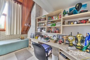 Casa à venda com 157m², 3 dormitórios, 1 suíte, 3 vagas, no bairro Guaruja em Porto Alegre