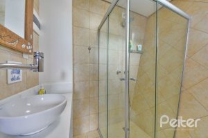 Casa à venda com 157m², 3 dormitórios, 1 suíte, 3 vagas, no bairro Guaruja em Porto Alegre