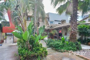 Casa à venda com 157m², 3 dormitórios, 1 suíte, 3 vagas, no bairro Guaruja em Porto Alegre