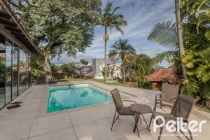 Casa à venda com 450m², 4 dormitórios, 3 suítes, 5 vagas, no bairro Vila Conceição em Porto Alegre
