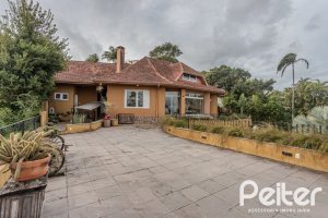 Casa à venda com 450m², 4 dormitórios, 3 suítes, 5 vagas, no bairro Vila Conceição em Porto Alegre