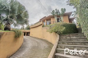 Casa à venda com 450m², 4 dormitórios, 3 suítes, 5 vagas, no bairro Vila Conceição em Porto Alegre
