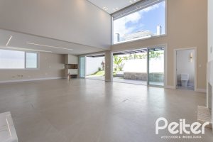 Casa em Condomínio à venda com 387m², 4 dormitórios, 4 suítes, 5 vagas, no bairro Alphaville em PORTO ALEGRE