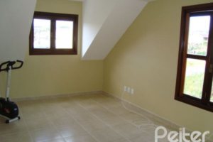 Casa à venda com 150m², 3 dormitórios, 1 suíte, 2 vagas, no bairro Guarujá em Porto Alegre