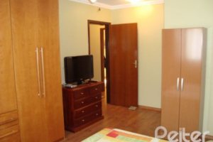 Casa à venda com 150m², 3 dormitórios, 1 suíte, 2 vagas, no bairro Guarujá em Porto Alegre