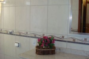 Casa à venda com 150m², 3 dormitórios, 1 suíte, 2 vagas, no bairro Guarujá em Porto Alegre