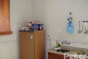 Casa à venda com 150m², 3 dormitórios, 1 suíte, 2 vagas, no bairro Guarujá em Porto Alegre