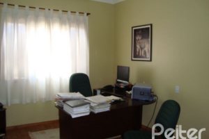 Casa à venda com 150m², 3 dormitórios, 1 suíte, 2 vagas, no bairro Guarujá em Porto Alegre