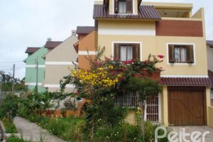 Casa à venda com 150m², 3 dormitórios, 1 suíte, 2 vagas, no bairro Guarujá em Porto Alegre