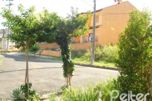 Casa à venda com 150m², 3 dormitórios, 1 suíte, 2 vagas, no bairro Guarujá em Porto Alegre