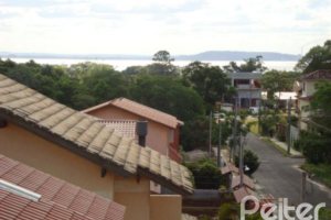 Casa à venda com 150m², 3 dormitórios, 1 suíte, 2 vagas, no bairro Guarujá em Porto Alegre