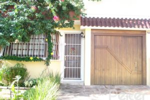 Casa à venda com 150m², 3 dormitórios, 1 suíte, 2 vagas, no bairro Guarujá em Porto Alegre