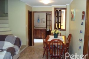 Casa à venda com 150m², 3 dormitórios, 1 suíte, 2 vagas, no bairro Guarujá em Porto Alegre