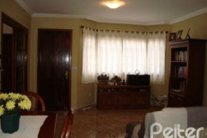 Casa à venda com 150m², 3 dormitórios, 1 suíte, 2 vagas, no bairro Guarujá em Porto Alegre