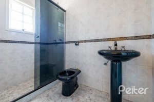 Casa à venda com 142m², 3 dormitórios, 1 suíte, 2 vagas, no bairro Ipanema em Porto Alegre