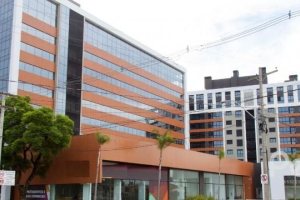 Apartamento à venda com 100m², 3 dormitórios, 1 suíte, 2 vagas, no bairro Cristal em Porto Alegre