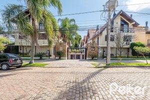 Casa em Condomínio à venda com 179m², 3 dormitórios, 1 suíte, 2 vagas, no bairro Tristeza em Porto Alegre