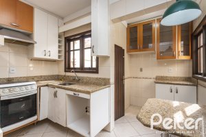 Casa em Condomínio à venda com 179m², 3 dormitórios, 1 suíte, 2 vagas, no bairro Tristeza em Porto Alegre