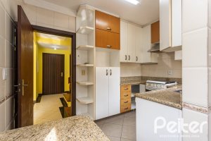Casa em Condomínio à venda com 179m², 3 dormitórios, 1 suíte, 2 vagas, no bairro Tristeza em Porto Alegre