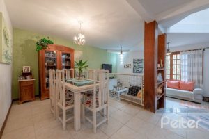 Casa à venda com 240m², 3 dormitórios, 2 suítes, 4 vagas, no bairro Guarujá em Porto Alegre
