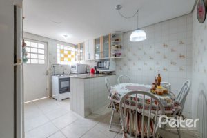 Casa à venda com 240m², 3 dormitórios, 2 suítes, 4 vagas, no bairro Guarujá em Porto Alegre