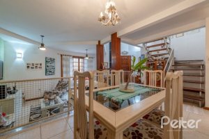 Casa à venda com 240m², 3 dormitórios, 2 suítes, 4 vagas, no bairro Guarujá em Porto Alegre
