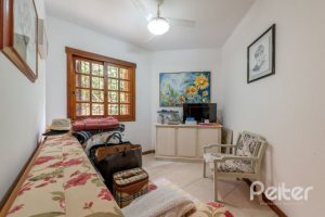 Casa à venda com 240m², 3 dormitórios, 2 suítes, 4 vagas, no bairro Guarujá em Porto Alegre