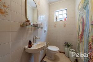 Casa à venda com 240m², 3 dormitórios, 2 suítes, 4 vagas, no bairro Guarujá em Porto Alegre