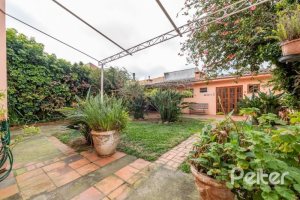 Casa à venda com 240m², 3 dormitórios, 2 suítes, 4 vagas, no bairro Guarujá em Porto Alegre