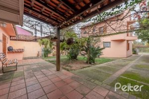 Casa à venda com 240m², 3 dormitórios, 2 suítes, 4 vagas, no bairro Guarujá em Porto Alegre