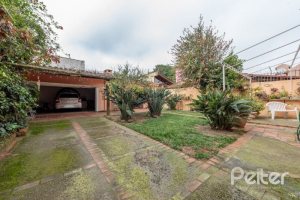 Casa à venda com 240m², 3 dormitórios, 2 suítes, 4 vagas, no bairro Guarujá em Porto Alegre