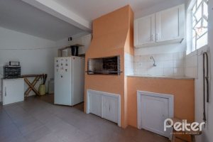 Casa à venda com 240m², 3 dormitórios, 2 suítes, 4 vagas, no bairro Guarujá em Porto Alegre