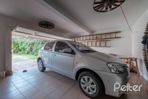 Casa à venda com 240m², 3 dormitórios, 2 suítes, 4 vagas, no bairro Guarujá em Porto Alegre