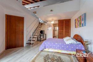 Casa à venda com 240m², 3 dormitórios, 2 suítes, 4 vagas, no bairro Guarujá em Porto Alegre