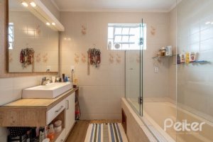Casa à venda com 240m², 3 dormitórios, 2 suítes, 4 vagas, no bairro Guarujá em Porto Alegre
