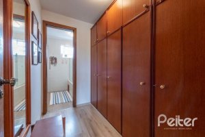 Casa à venda com 240m², 3 dormitórios, 2 suítes, 4 vagas, no bairro Guarujá em Porto Alegre