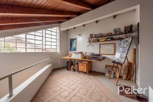 Casa à venda com 240m², 3 dormitórios, 2 suítes, 4 vagas, no bairro Guarujá em Porto Alegre