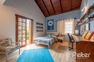 Casa à venda com 240m², 3 dormitórios, 2 suítes, 4 vagas, no bairro Guarujá em Porto Alegre