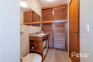 Casa à venda com 240m², 3 dormitórios, 2 suítes, 4 vagas, no bairro Guarujá em Porto Alegre
