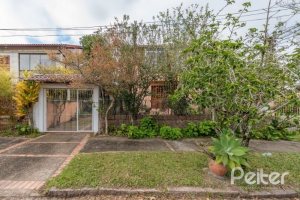 Casa à venda com 240m², 3 dormitórios, 2 suítes, 4 vagas, no bairro Guarujá em Porto Alegre
