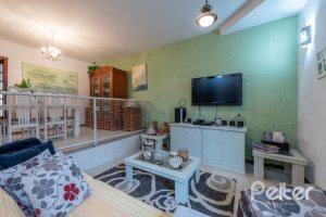 Casa à venda com 240m², 3 dormitórios, 2 suítes, 4 vagas, no bairro Guarujá em Porto Alegre