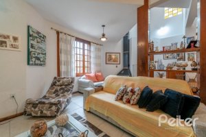 Casa à venda com 240m², 3 dormitórios, 2 suítes, 4 vagas, no bairro Guarujá em Porto Alegre
