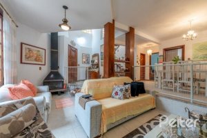 Casa à venda com 240m², 3 dormitórios, 2 suítes, 4 vagas, no bairro Guarujá em Porto Alegre