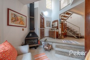 Casa à venda com 240m², 3 dormitórios, 2 suítes, 4 vagas, no bairro Guarujá em Porto Alegre