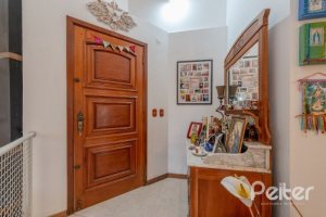 Casa à venda com 240m², 3 dormitórios, 2 suítes, 4 vagas, no bairro Guarujá em Porto Alegre