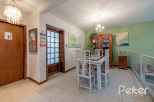 Casa à venda com 240m², 3 dormitórios, 2 suítes, 4 vagas, no bairro Guarujá em Porto Alegre