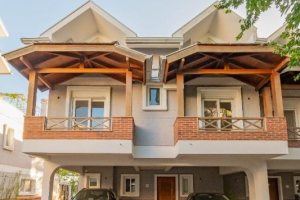 Casa em Condomínio à venda com 343m², 3 dormitórios, 3 suítes, 3 vagas, no bairro Tristeza em Porto Alegre